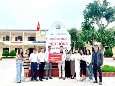 Cựu học sinh thăm trường và tặng quà