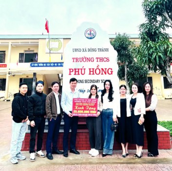 Phụ huynh Trường THCS Phú Hồng thăm trường và tặng quà