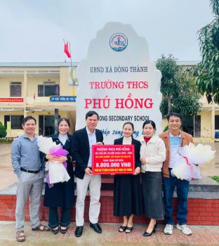 Tập thể lớp 9E trao quà cho trường