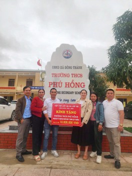 Tập thể lớp 9B và 9D tặng quà cho trường