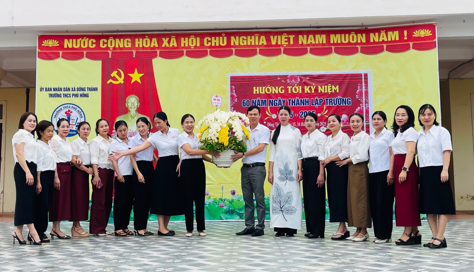 Thầy giáo Trần Trung Diện tặng hoa cho các cô giáo, nữ cán bộ, viên chức, người lao động nữ Nhà trường.
