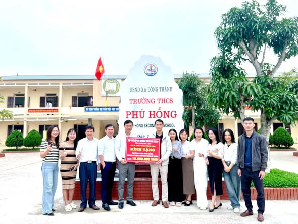Cựu học sinh thăm trường và tặng quà