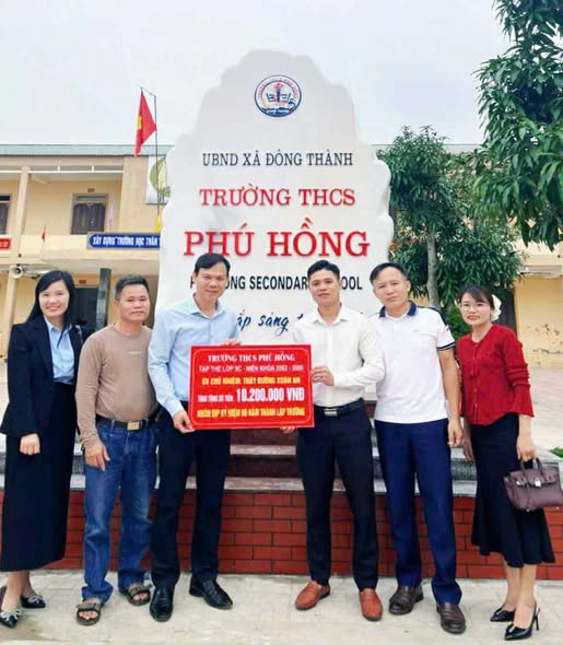 Học sinh cũ khoá 2002-2004 về thăm trường và tặng quà