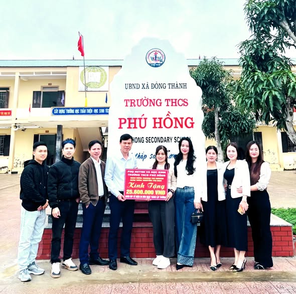 Phụ huynh Trường THCS Phú Hồng thăm trường và tặng quà