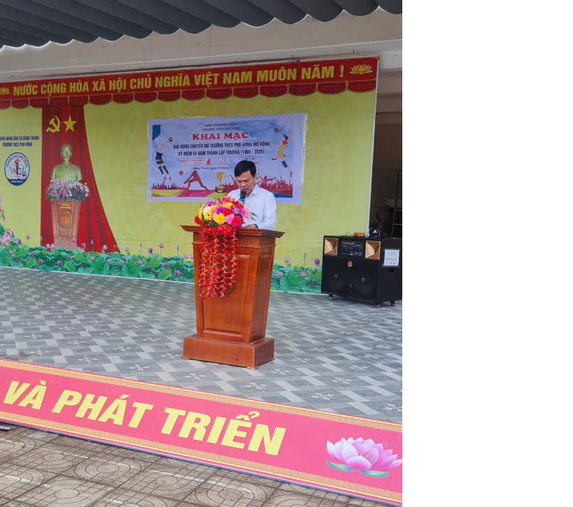 Thầy giáo Hiệu trưởng Trần Trung Diện phát biểu khai mạc