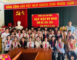 Thầy giáo Trần Trung Diện, hiệu trưởng nhà trường cùng thầy giáo Vương Quốc Linh gặp mặt động viên...